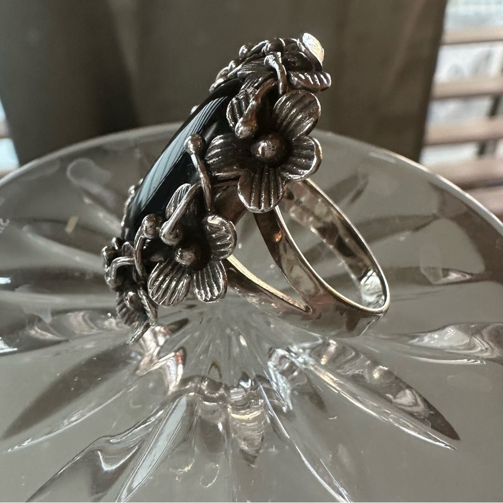 Elegant Black Onyx and 925 Silver Floral Ring - Picture 2 of 6